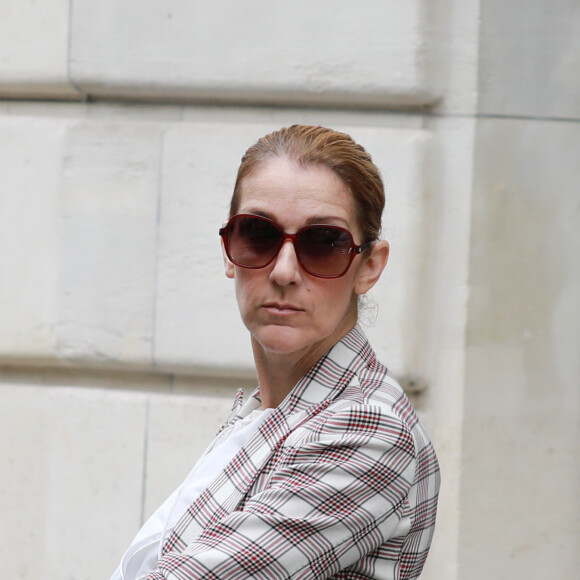 Céline Dion quitte l'hôtel Royal Monceau pour se rendre à Nice où elle est en concert le 20 juillet 2017.