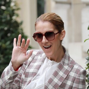 Céline Dion quitte l'hôtel Royal Monceau pour se rendre à Nice où elle est en concert le 20 juillet 2017.