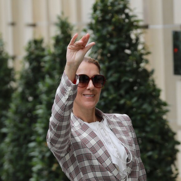 Céline Dion quitte l'hôtel Royal Monceau pour se rendre à Nice où elle est en concert le 20 juillet 2017.