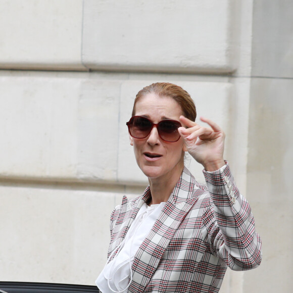 Céline Dion quitte l'hôtel Royal Monceau pour se rendre à Nice où elle est en concert le 20 juillet 2017.