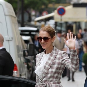 Céline Dion quitte l'hôtel Royal Monceau pour se rendre à Nice où elle est en concert le 20 juillet 2017.