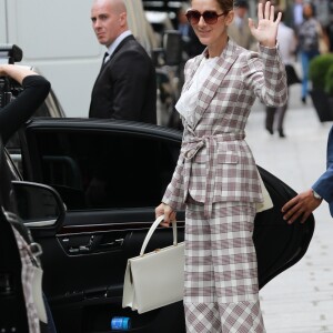 Céline Dion quitte l'hôtel Royal Monceau pour se rendre à Nice où elle est en concert le 20 juillet 2017.