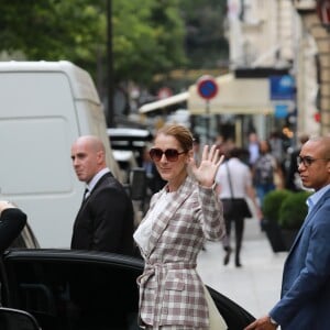 Céline Dion quitte l'hôtel Royal Monceau pour se rendre à Nice où elle est en concert le 20 juillet 2017.