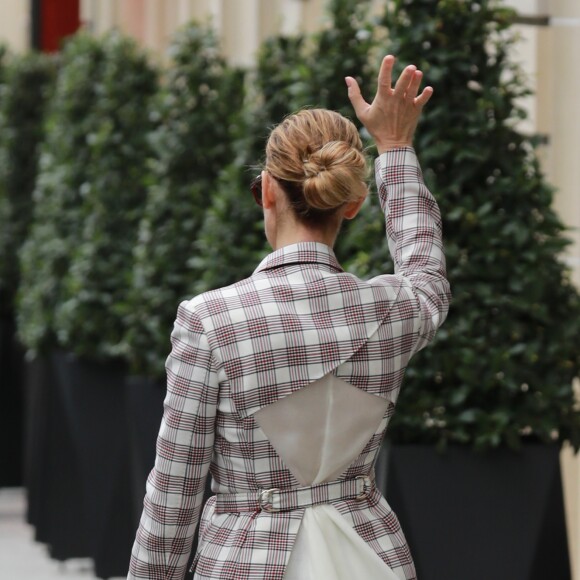 Céline Dion quitte l'hôtel Royal Monceau pour se rendre à Nice où elle est en concert le 20 juillet 2017.