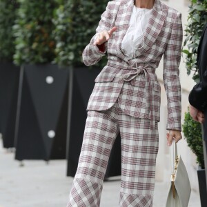 Céline Dion quitte l'hôtel Royal Monceau pour se rendre à Nice où elle est en concert le 20 juillet 2017.