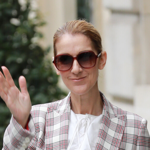 Céline Dion quitte l'hôtel Royal Monceau pour se rendre à Nice où elle est en concert le 20 juillet 2017.