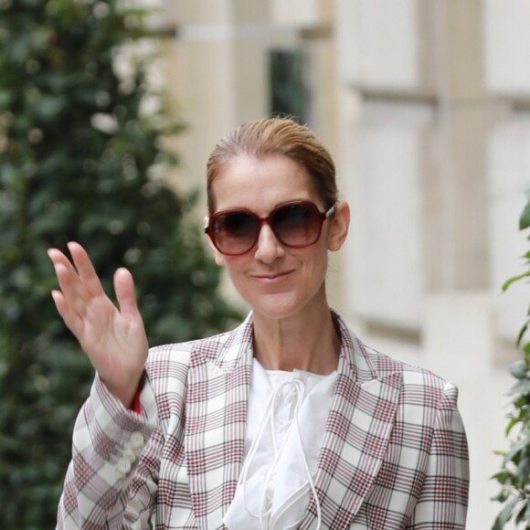 Céline Dion quitte l'hôtel Royal Monceau pour se rendre à Nice où elle est en concert le 20 juillet 2017.