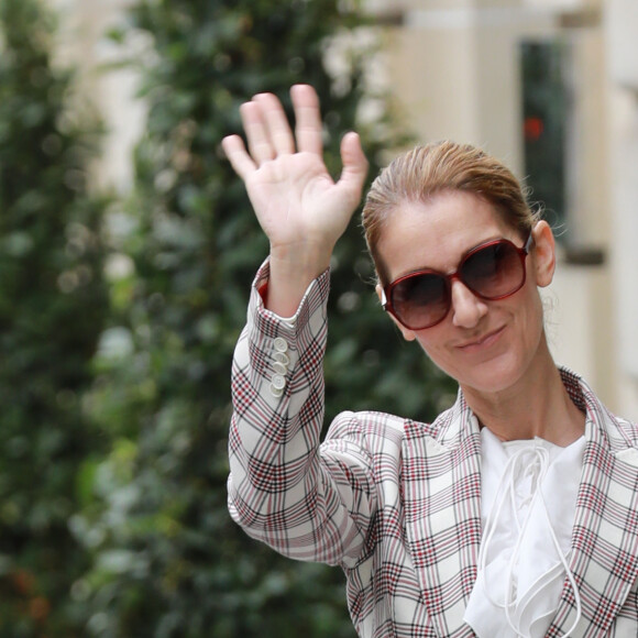 Céline Dion quitte l'hôtel Royal Monceau pour se rendre à Nice où elle est en concert le 20 juillet 2017.