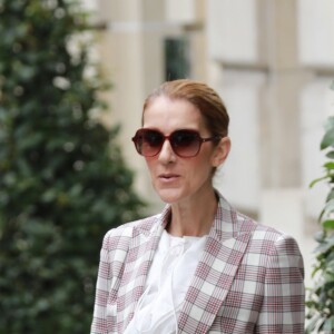 Céline Dion quitte l'hôtel Royal Monceau pour se rendre à Nice où elle est en concert le 20 juillet 2017.