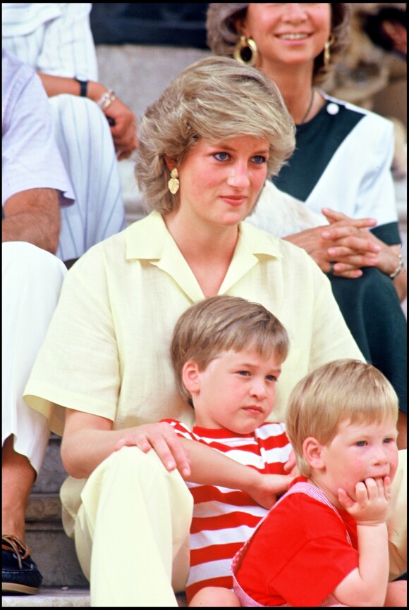 Archives - La princesse Lady Di, le prince William et le prince HArry à Palma de Majorque en 1987.