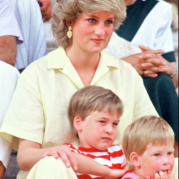 Archives - La princesse Lady Di, le prince William et le prince HArry à Palma de Majorque en 1987.