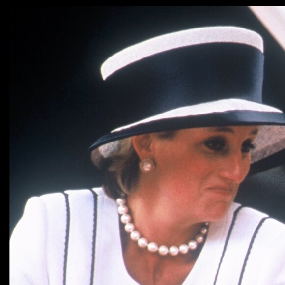 Archives - La princesse Lady Diana et ses fils le prince Harry et le prince William à Londres pour le 50e anniversaire de la victoire des Alliés à Londres en 1995.
