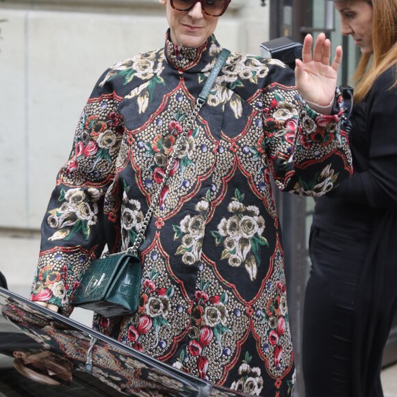 Céline Dion quitte son hôtel le Royal Monceau à Paris pour se rendre se rendre à Berlin en Allemagne ou elle donnera un concert au Mercedes-Benz Arena le 23 juillet 2017.