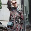 Céline Dion quitte son hôtel le Royal Monceau à Paris pour se rendre se rendre à Berlin en Allemagne ou elle donnera un concert au Mercedes-Benz Arena le 23 juillet 2017.