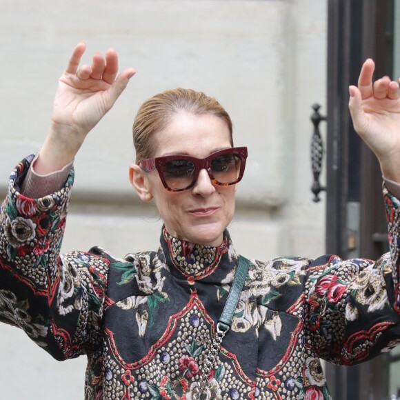 Céline Dion quitte son hôtel le Royal Monceau à Paris pour se rendre se rendre à Berlin en Allemagne ou elle donnera un concert au Mercedes-Benz Arena le 23 juillet 2017.