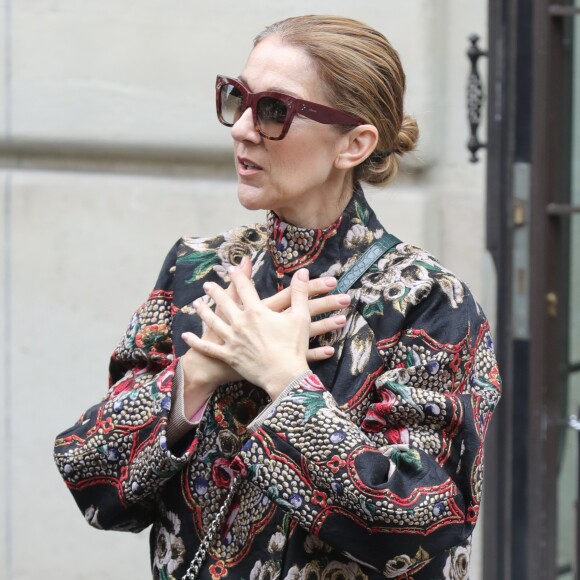 Céline Dion quitte son hôtel le Royal Monceau à Paris pour se rendre se rendre à Berlin en Allemagne ou elle donnera un concert au Mercedes-Benz Arena le 23 juillet 2017.