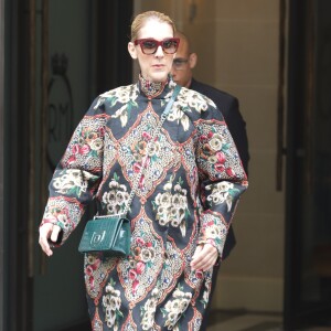 Céline Dion quitte son hôtel le Royal Monceau à Paris pour se rendre se rendre à Berlin en Allemagne ou elle donnera un concert au Mercedes-Benz Arena le 23 juillet 2017.