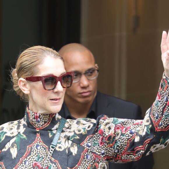 Céline Dion quitte son hôtel le Royal Monceau à Paris pour se rendre se rendre à Berlin en Allemagne ou elle donnera un concert au Mercedes-Benz Arena le 23 juillet 2017.