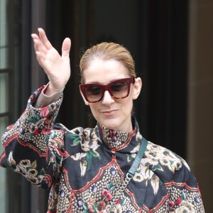 Céline Dion quitte son hôtel le Royal Monceau à Paris pour se rendre se rendre à Berlin en Allemagne ou elle donnera un concert au Mercedes-Benz Arena le 23 juillet 2017.