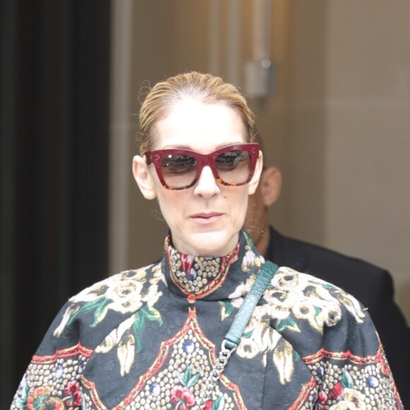 Céline Dion quitte son hôtel le Royal Monceau à Paris pour se rendre se rendre à Berlin en Allemagne ou elle donnera un concert au Mercedes-Benz Arena le 23 juillet 2017.