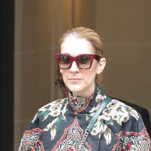 Céline Dion quitte son hôtel le Royal Monceau à Paris pour se rendre se rendre à Berlin en Allemagne ou elle donnera un concert au Mercedes-Benz Arena le 23 juillet 2017.