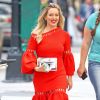 Hilary Duff dans une robe orange sur le tournage d'une scène de la série "Younger" à New York City, New York, Etats-Unis, le 13 juin 2017.