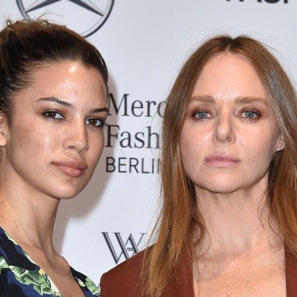 Kenya Kinski-Jones et la styliste Stella McCartney à Berlin. Le 6 juillet 2017.