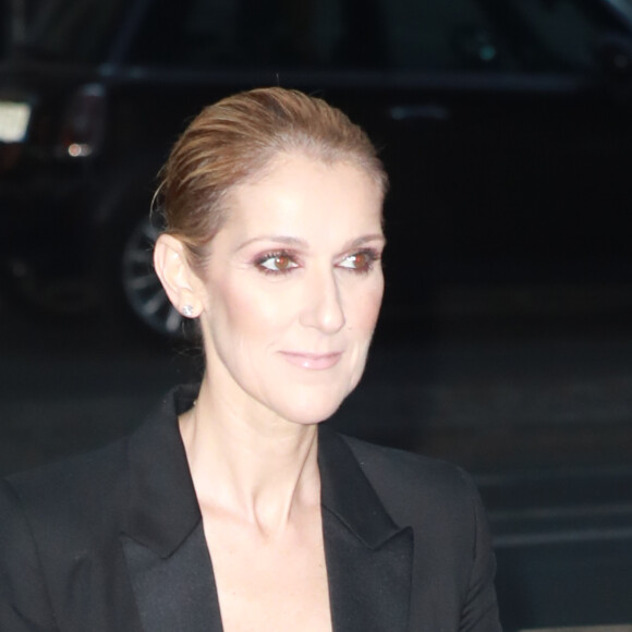 Céline Dion quitte le l'hôtel Royal Monceau et va dîner en compagnie de son danseur Pepe Munoz au restaurant Manko à Paris le 21 juillet 2017.