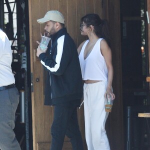 Selena Gomez et son compagnon The Weeknd (Abel Tesfaye) sont allés déjeuner dans un restaurant au lendemain de l'anniversaire de Selena qui a fêté ses 25 ans. Los Angeles le 23 juillet 2017 © CPA/Bestimage 