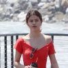 Selena Gomez, sans maquillage, se promène avec une amie près de l'océan à Malibu, le 11 juillet 2017.