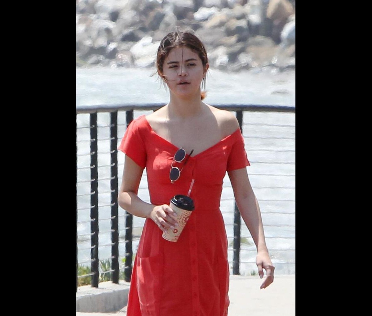 Photo Selena Gomez, sans maquillage, se promène avec une amie près de l