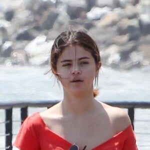 Selena Gomez, sans maquillage, se promène avec une amie près de l'océan à Malibu, le 11 juillet 2017.