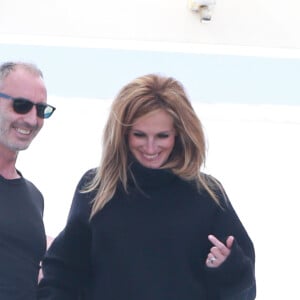 Julia Roberts lors d'une séance photo dans une maison au bord de la mer dans le quartier de Malibu à Los Angeles, le 13 juin 2017. © CPA/Bestimage