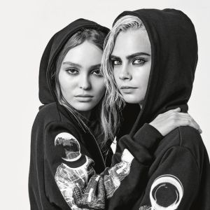 Cara Delevingne et Lily-Rose Depp figurent sur la nouvelle campagne publicitaire Chanel (collection prêt-à-porter automne-hiver 2017-2018).