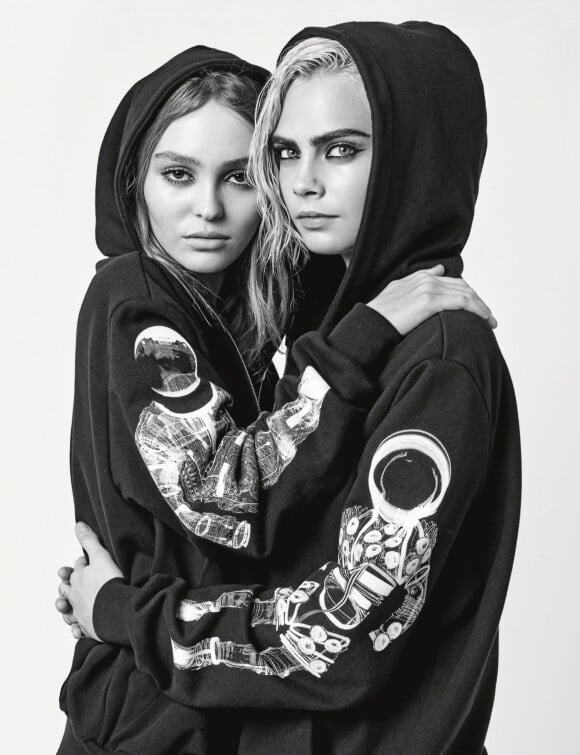 Cara Delevingne et Lily-Rose Depp figurent sur la nouvelle campagne publicitaire Chanel (collection prêt-à-porter automne-hiver 2017-2018).