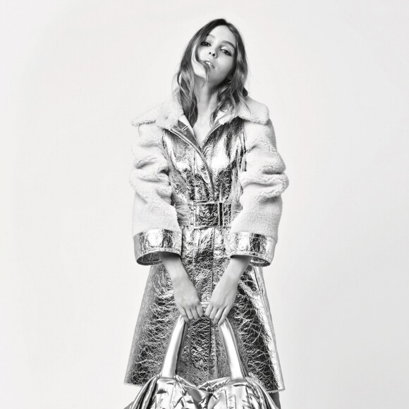 Lily-Rose Depp figure sur la nouvelle campagne publicitaire Chanel (collection prêt-à-porter automne-hiver 2017-2018).