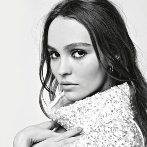 Lily-Rose Depp figure sur la nouvelle campagne publicitaire Chanel (collection prêt-à-porter automne-hiver 2017-2018).