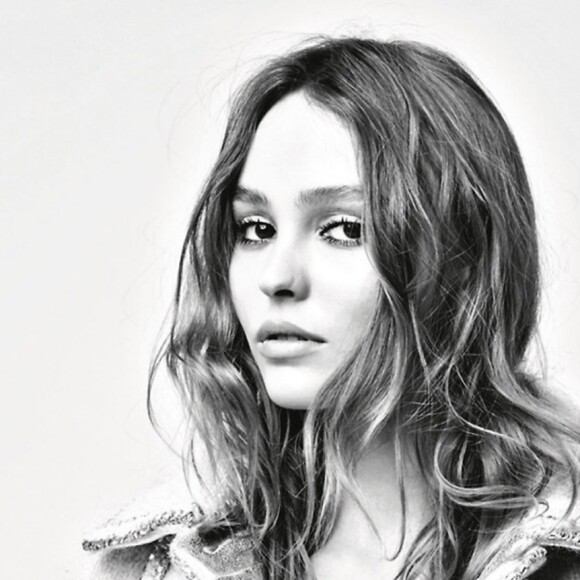 Lily-Rose Depp figure sur la nouvelle campagne publicitaire Chanel (collection prêt-à-porter automne-hiver 2017-2018).