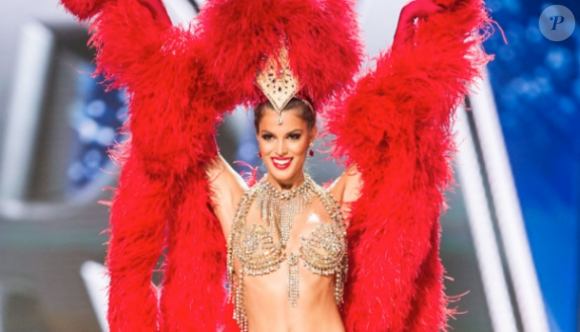 Iris Mittenaere, Miss France 2016, dans son costume du Moulin Rouge lors du tour de présélection au concours Miss Univers à Manille le 30 janvier 2017.