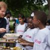 Le prince Harry a pris part à une séance d'activités avec les enfants du centre de loisirs Newham Council's à Central Park à Londres, le 28 juillet 2017.