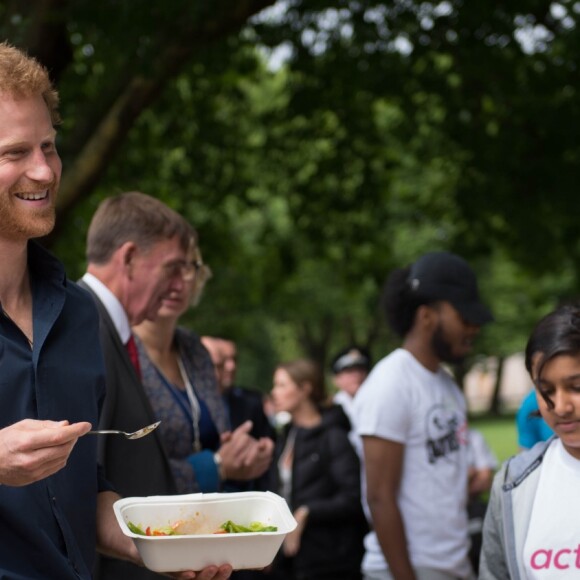 Le prince Harry a pris part à une séance d'activités avec les enfants du centre de loisirs Newham Council's à Central Park à Londres, le 28 juillet 2017.