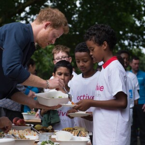 Le prince Harry a pris part à une séance d'activités avec les enfants du centre de loisirs Newham Council's à Central Park à Londres, le 28 juillet 2017.