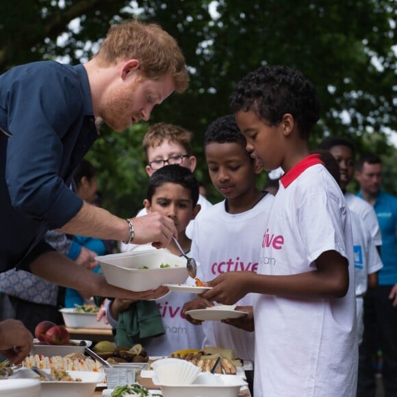 Le prince Harry a pris part à une séance d'activités avec les enfants du centre de loisirs Newham Council's à Central Park à Londres, le 28 juillet 2017.