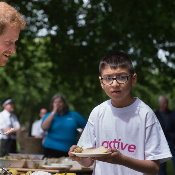 Le prince Harry a pris part à une séance d'activités avec les enfants du centre de loisirs Newham Council's à Central Park à Londres, le 28 juillet 2017.