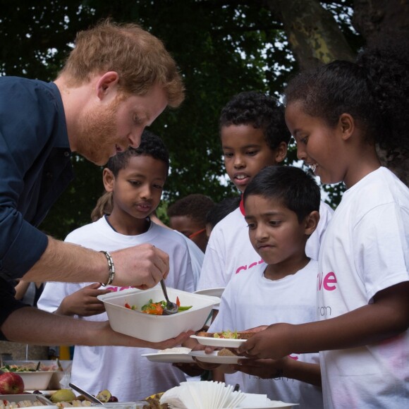 Le prince Harry a pris part à une séance d'activités avec les enfants du centre de loisirs Newham Council's à Central Park à Londres, le 28 juillet 2017.