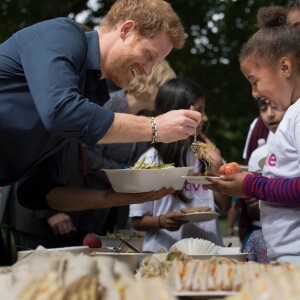 Le prince Harry a pris part à une séance d'activités avec les enfants du centre de loisirs Newham Council's à Central Park à Londres, le 28 juillet 2017.