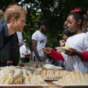 Le prince Harry a pris part à une séance d'activités avec les enfants du centre de loisirs Newham Council's à Central Park à Londres, le 28 juillet 2017.