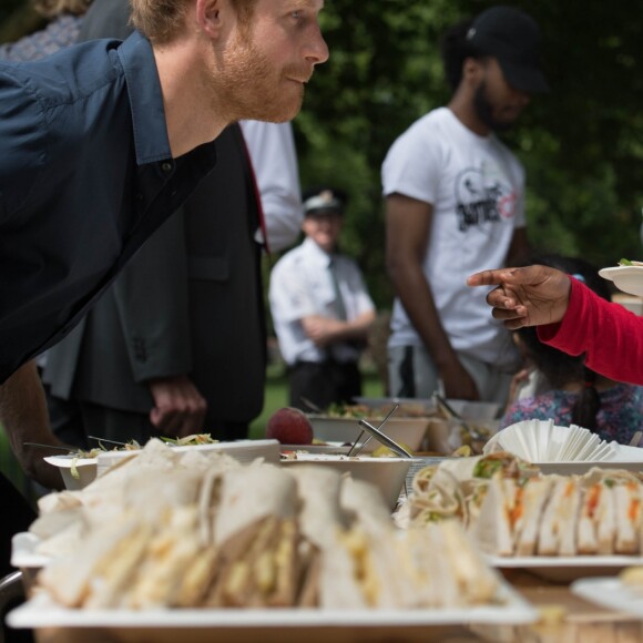 Le prince Harry a pris part à une séance d'activités avec les enfants du centre de loisirs Newham Council's à Central Park à Londres, le 28 juillet 2017.