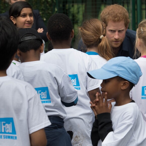 Le prince Harry a pris part à une séance d'activités avec les enfants du centre de loisirs Newham Council's à Central Park à Londres, le 28 juillet 2017.