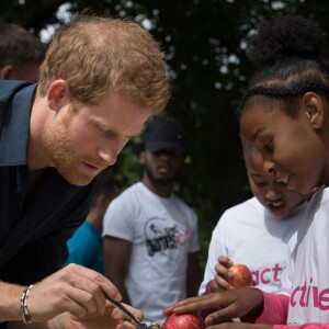 Le prince Harry a pris part à une séance d'activités avec les enfants du centre de loisirs Newham Council's à Central Park à Londres, le 28 juillet 2017.